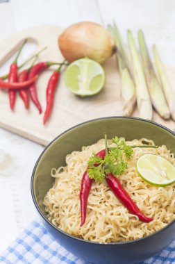 Şehriye kase ahşap arka plan üzerinde