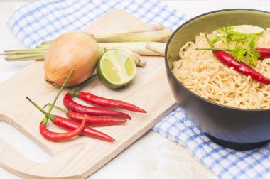 Şehriye kase ahşap arka plan üzerinde