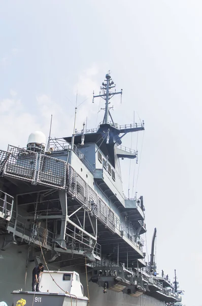 Rayong, Thailand-26 April 2017:Htms Chakri Naruebet het vlaggenschip — Stockfoto