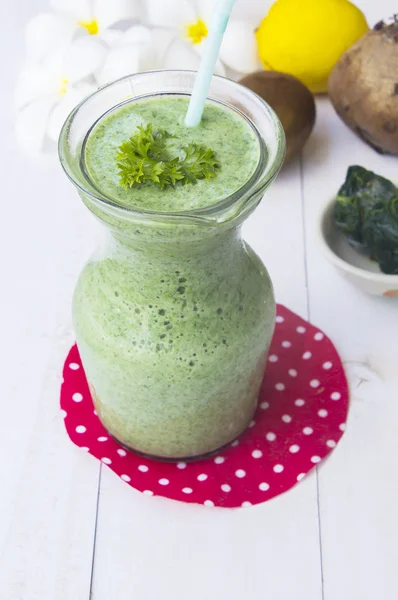 Zdravé zelené smoothie s listovým špenátem, kiwi a citronem. — Stock fotografie