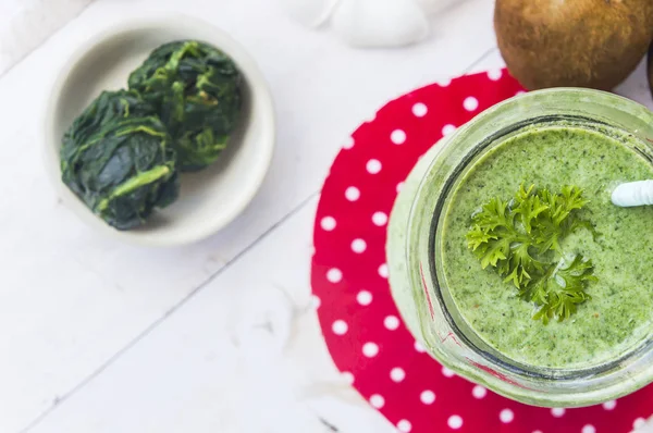 Frullato verde sano con spinaci, kiwi e limone . — Foto Stock