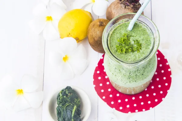 Gesunder grüner Smoothie mit Spinat, Kiwi und Zitrone. — Stockfoto