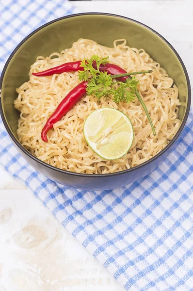 Instant-Nudeln in Schüssel auf Holz Hintergrund — Stockfoto