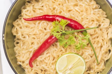 Şehriye kase ahşap arka plan üzerinde