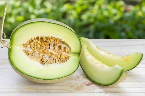 Melón dulce maduro en la mesa en el jardín — Foto de Stock