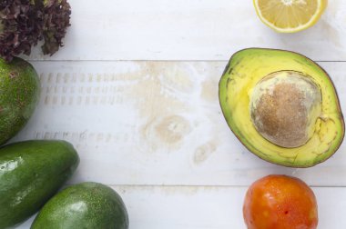 Avokado ve avokado bir ahşap zemin üzerinde adet ve bir adam var.