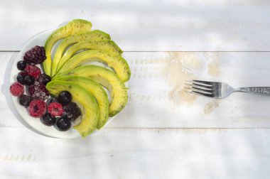 Sağlıklı kahvaltı malzemeler avokado dilimleri ile karıştırın çilek bir