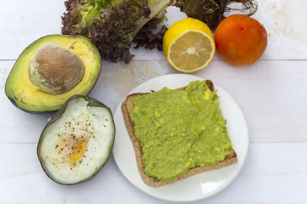 Une nourriture saine. Sandwichs végétaliens avec avocat frais sur le dos en bois — Photo