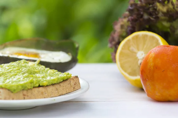 Comida saludable. Sandwiches veganos con aguacate fresco en la espalda de madera — Foto de Stock