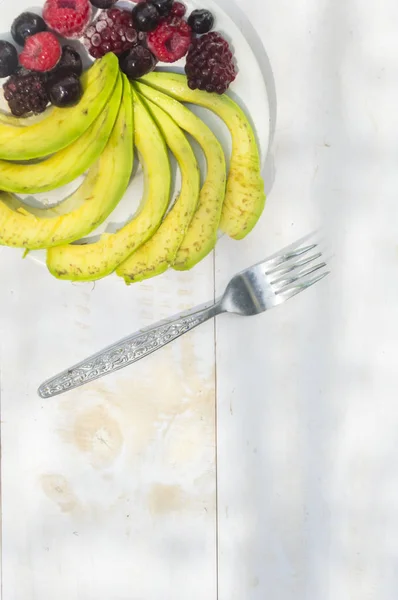 Gesunde Frühstückszutaten Avocadoscheiben mit Mischbeeren und — Stockfoto