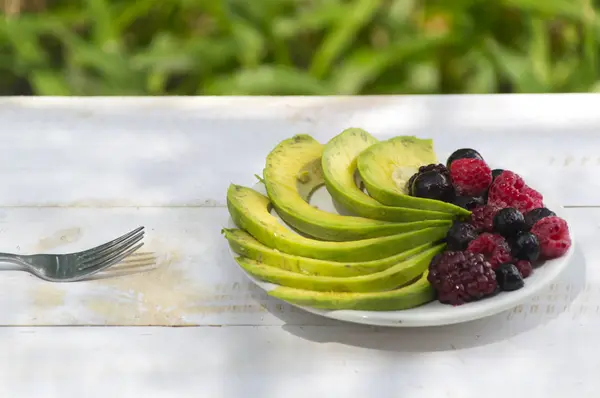 Gesunde Frühstückszutaten Avocadoscheiben mit Mischbeeren und — Stockfoto