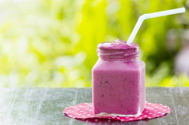 Ahşap Bahçe lezzetli berry smoothies.