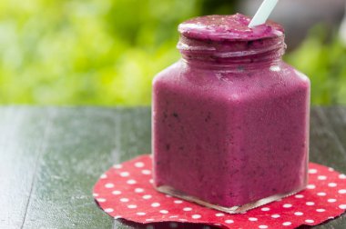 Ahşap Bahçe lezzetli berry smoothies.