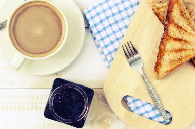 Sandviç yaymak tuna ve Beyaz ahşap masa kahve ile. Sele