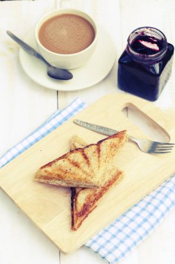 Sandviç yaymak tuna ve Beyaz ahşap masa kahve ile. Sele