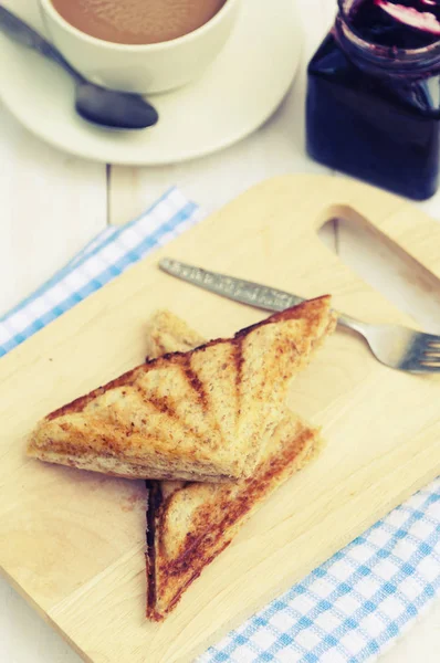 Sanduíche com cobertura de atum e café em mesa de madeira branca. Sele... — Fotografia de Stock