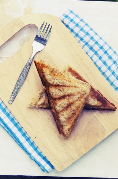 Бутерброд з тунцем і кавою на білому дерев'яному столі. Селевкіна — стокове фото