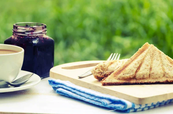 Sandviç yaymak tuna ve Beyaz ahşap masa kahve ile. Sele — Stok fotoğraf