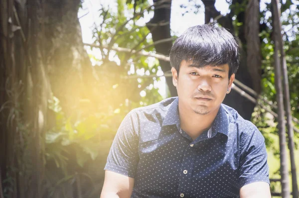 Kahve s bahçesinde oturan tattooes ile moda erkek