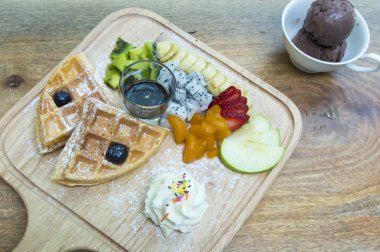 Meyveler, meyve ve ahşap plaka tablo üzerinde dondurma waffle.