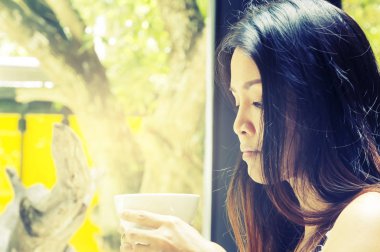 Genç Asyalı kadın sıcak yeşil çay kahve kahve içme portre