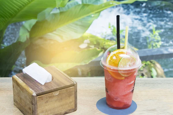 Batido de fresa en la mesa de madera en el jardín . — Foto de Stock