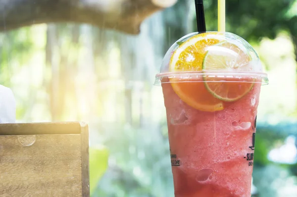 Batido de fresa en la mesa de madera en el jardín . — Foto de Stock