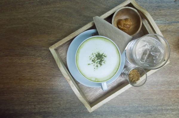 Ahşap arka plan üzerinde tozu matcha yeşil çay sütlü. — Stok fotoğraf