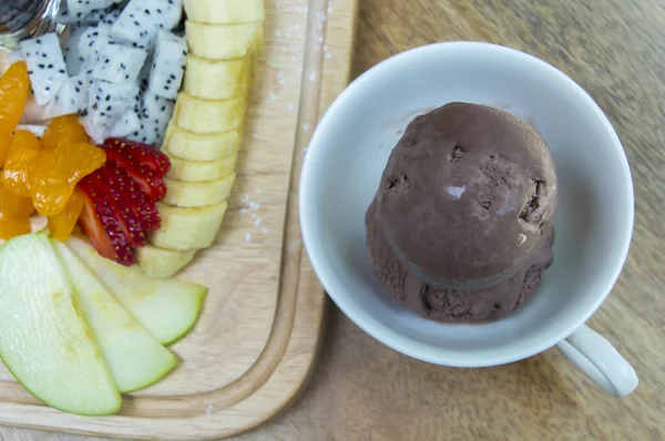 Gofres con bayas, fruta y helado en plato de madera sobre la mesa . —  Fotos de Stock