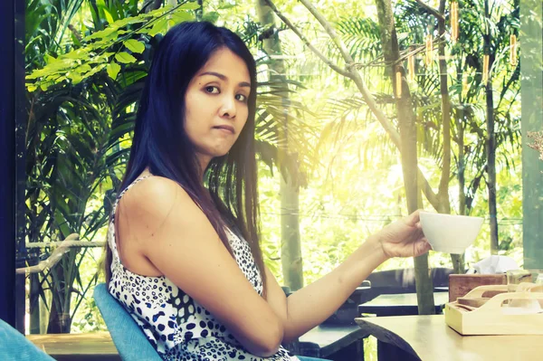 Porträt junge asiatische Frau trinkt heißen grünen Tee Latte in Kaffee — Stockfoto