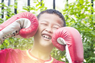 Bir boksör eldivenleri oin Bahçe giymiş mutlu Asyalı çocuk.