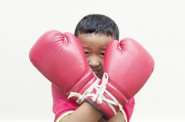 Mutlu Asyalı çocuk üzerinde beyaz ayrı tut backgrou bir boksör eldivenler