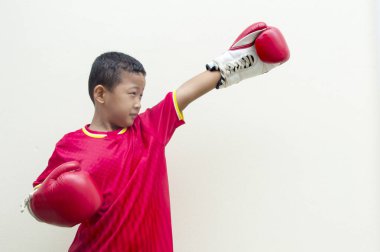 Mutlu Asyalı çocuk üzerinde beyaz ayrı tut backgrou bir boksör eldivenler