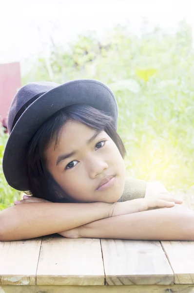 Glücklich wenig asiatische Mädchen genießen spielen in die Garten. — Stockfoto