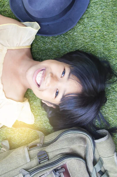 Feliz poco asiático chica disfrutar jugando en el jardín . — Foto de Stock