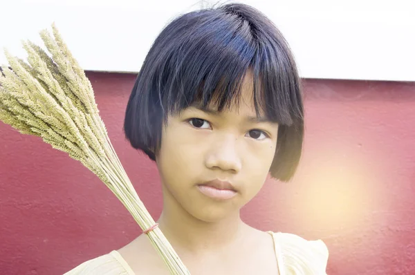 幸せな小さなアジアの女の子を楽しむ庭で遊んで. — ストック写真