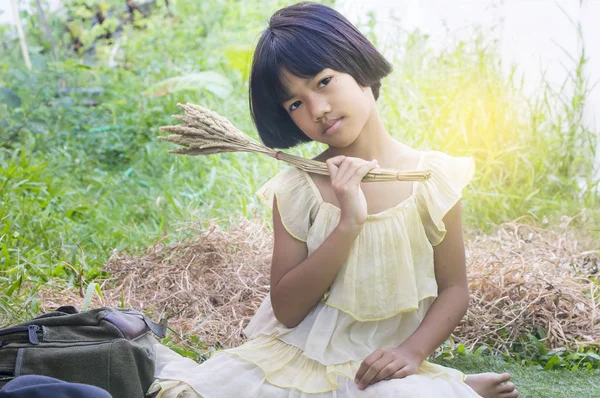 Glücklich wenig asiatische Mädchen genießen spielen in die Garten. — Stockfoto