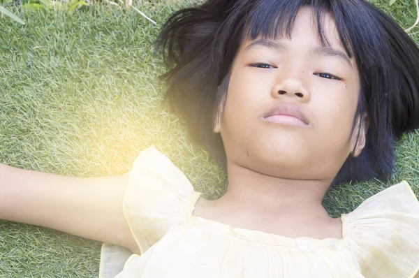 Glücklich wenig asiatische Mädchen genießen spielen in die Garten. — Stockfoto