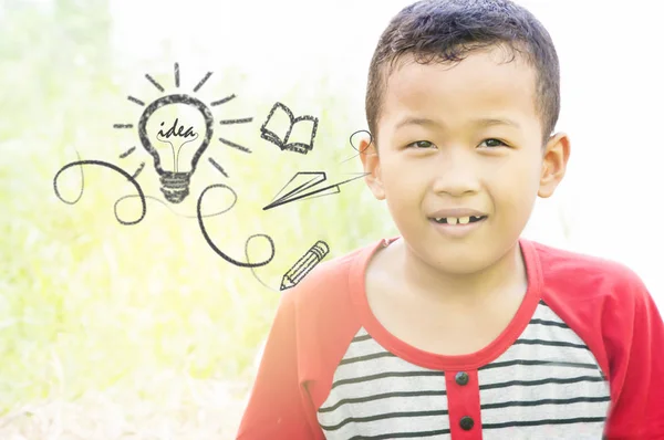Feliz poco asiático chico tiene muchos idea graduado en el jardín . — Foto de Stock