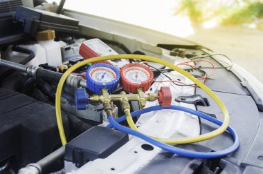 Otomatik mekanik basınç göstergesi hava kompresörü, sıvı kullanır.