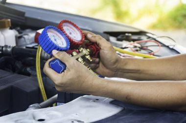 Otomatik mekanik basınç göstergesi hava kompresörü, sıvı kullanır.