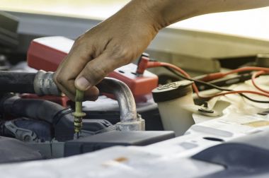 Otomatik mekanik el motoru tamir veya kontrol teknisyeni kullanır 