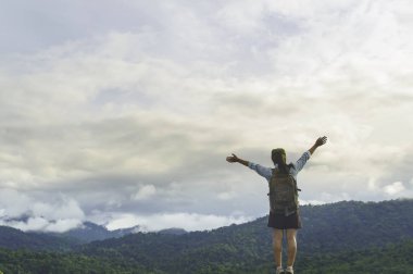 Sunset bulvarında tepe mo zevk sırt çantası ile duran Gezgin kadın