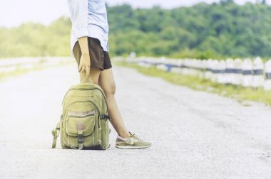 Sunset bulvarında tepe mo zevk sırt çantası ile duran Gezgin kadın