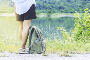 Sunset bulvarında tepe mo zevk sırt çantası ile duran Gezgin kadın