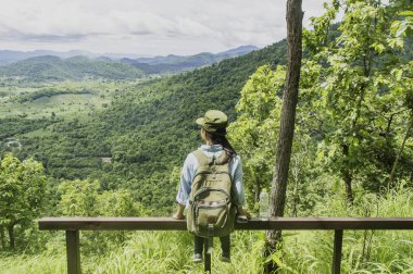Genç kadın sırt çantası waterfa ile açık rahatlatıcı ile seyahat