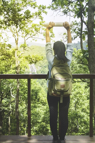 Молодая женщина путешественник с рюкзаком расслабляющий на открытом воздухе с водной — стоковое фото