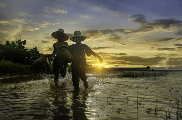 Sabah erken balıkçı teknesi, balıkçılar ve çocuğun kulağına Balık tutma