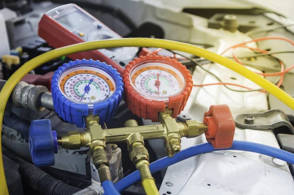 Otomatik mekanik basınç göstergesi hava kompresörü, sıvı kullanır.