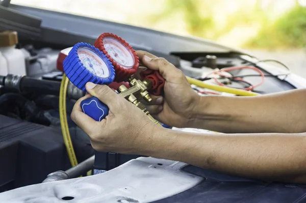 Otomatik mekanik basınç göstergesi hava kompresörü, sıvı kullanır.